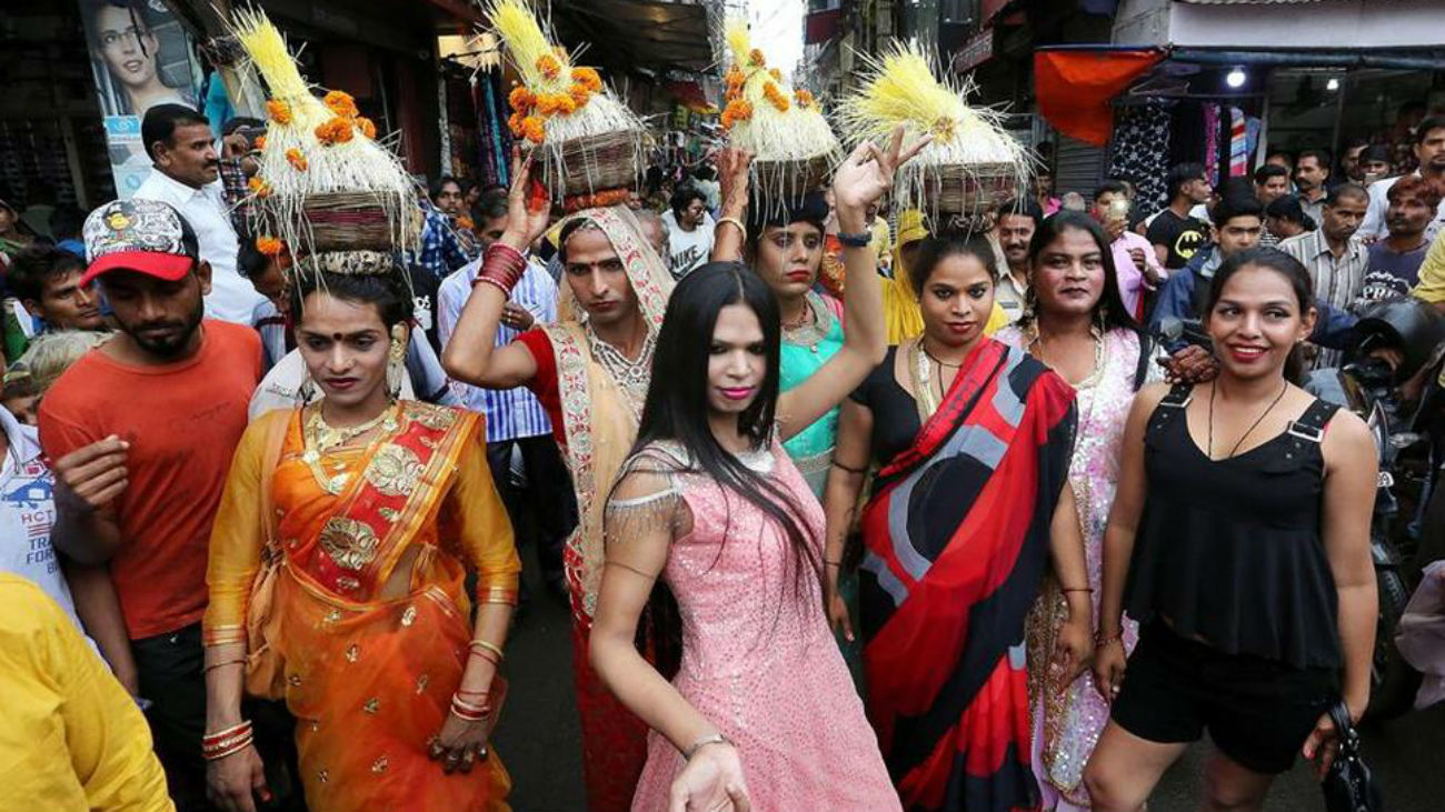 Las transexuales se engalanan y rezan por la llegada de la lluvia en la India