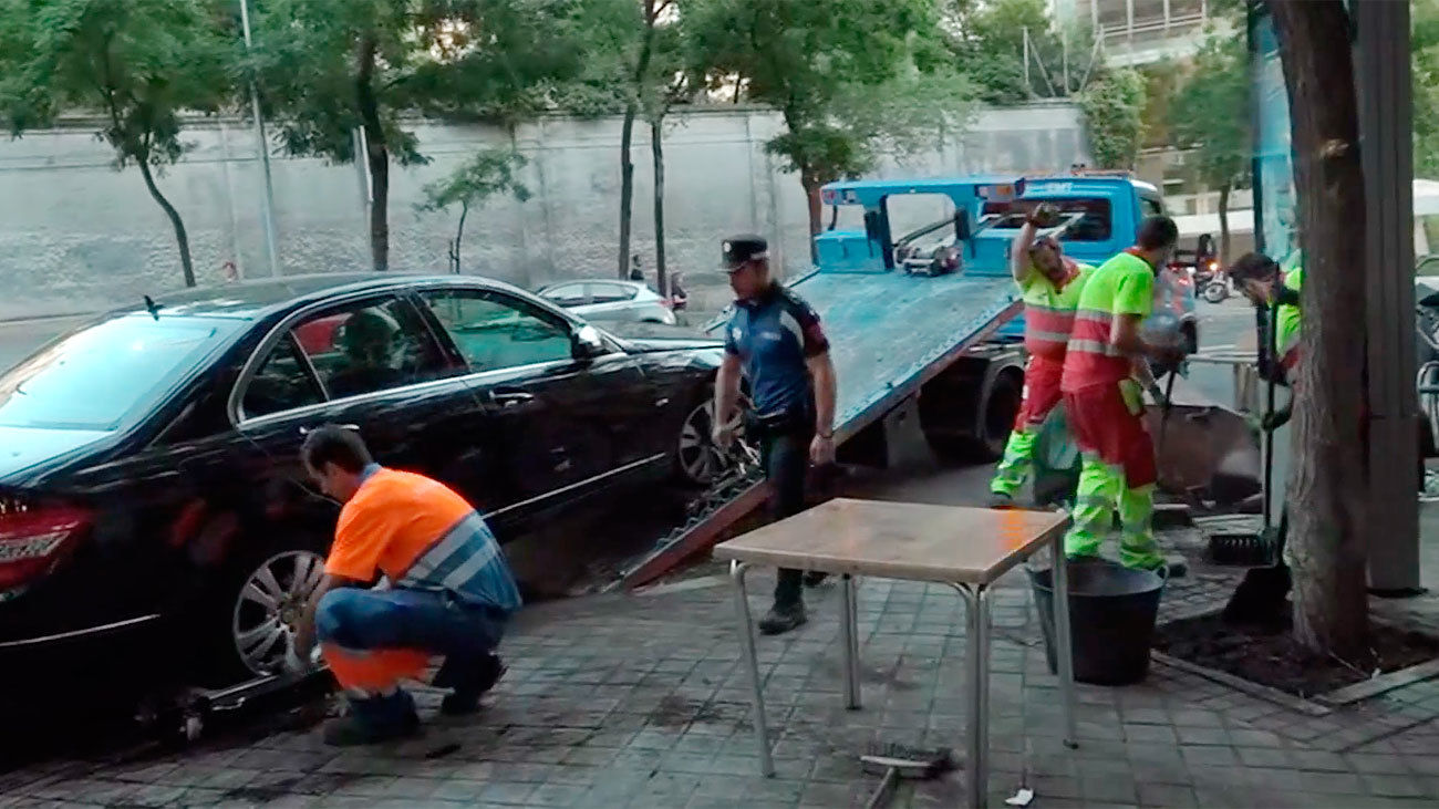 Un automóvil  arrolla a tres clientes en una terraza en la calle General Oráa
