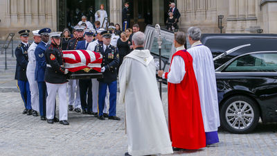 Familiares, amigos y expresidentes dan el último adiós a McCain en Washington