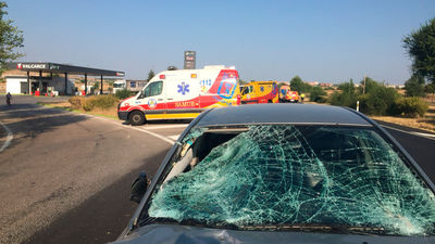 Un conductor arrolla a dos trabajadores de una gasolinera en la M-203