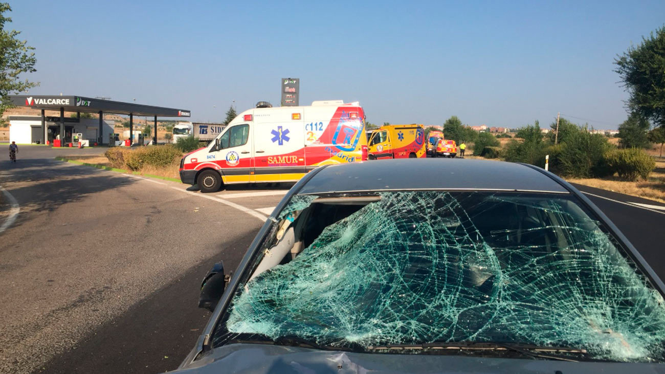 Un conductor arrolla a dos trabajadores de una gasolinera en la M-203