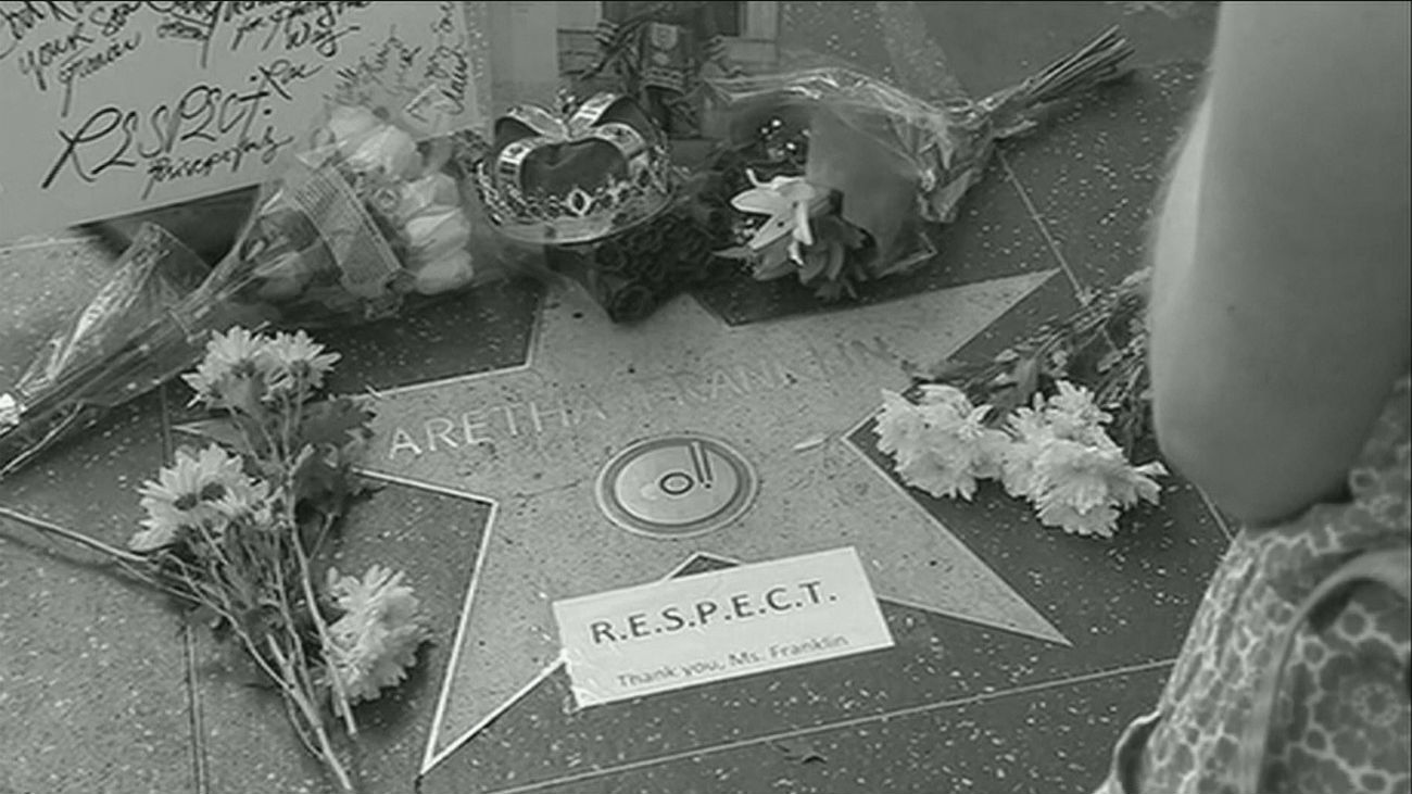 Detroit se despide de Aretha Franklin con música, aplausos y Cadillac rosas