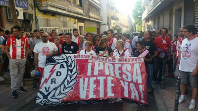 Hinchas del Rayo rodean el estadio para 'defenderlo'