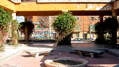 Los vecinos denuncian la degradación de la Plaza de la Romana en Usera