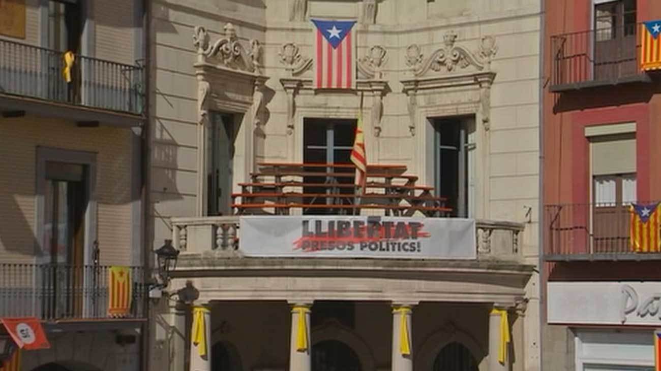 Lazos amarillos y consignas en sedes públicas