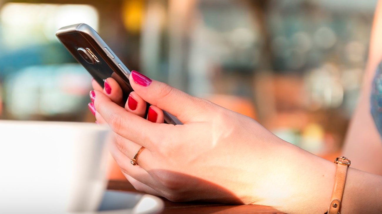 Responder correos fuera del trabajo, parte de la jornada laboral