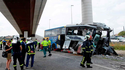Al menos 5 muertos al chocar un autobús de ALSA con un pilar en Avilés
