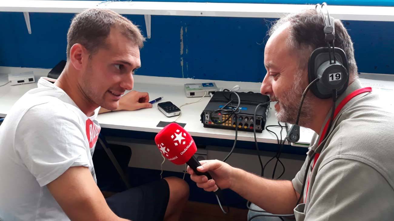 Sebastián Cristóforo atiende al micrófono de Onda Madrid