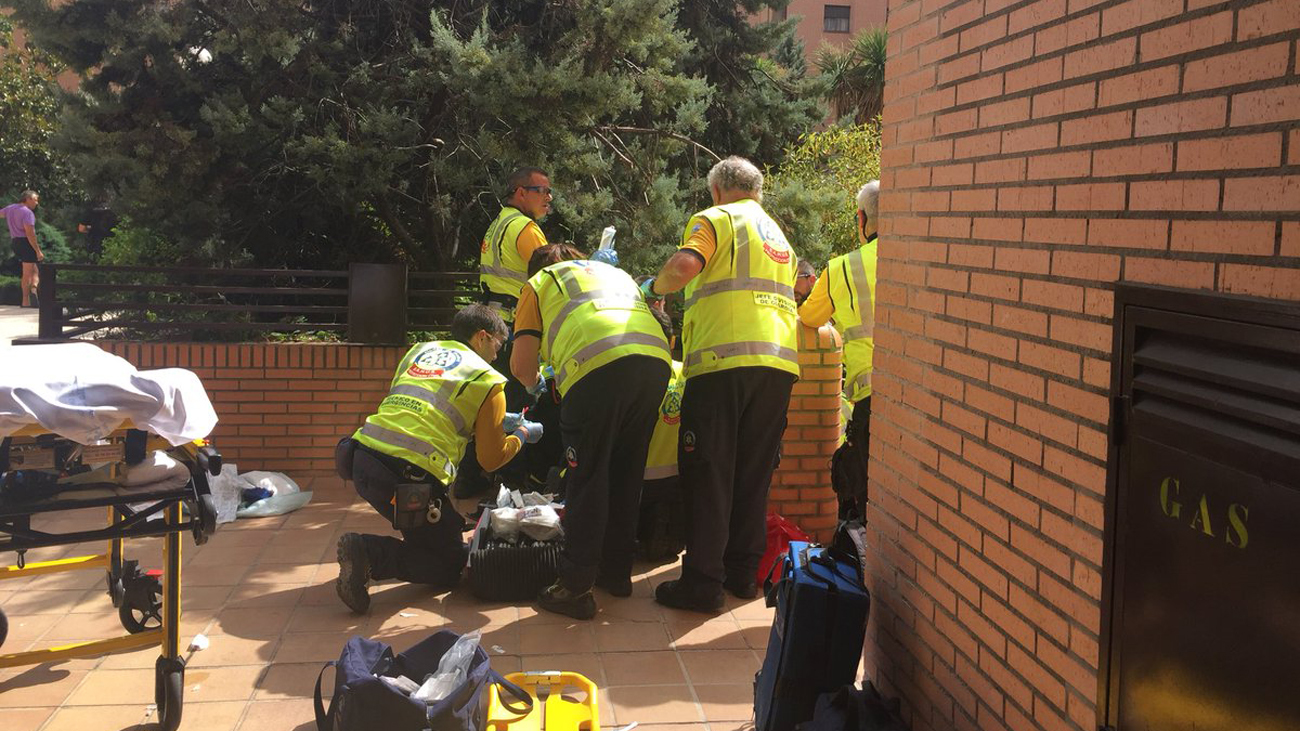 Los servicios de emergencia atendiendo al herido en Usera