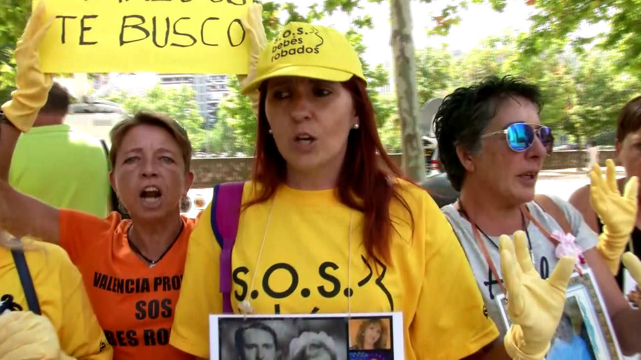 Protestas contra el doctor Vela en el primer juicio por bebés robados