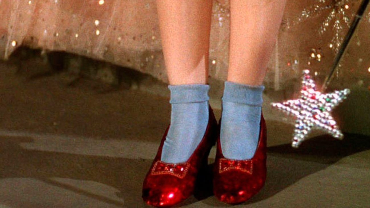 El FBI recupera los zapatos rojos de 'El mago de Oz' trece años después de su robo