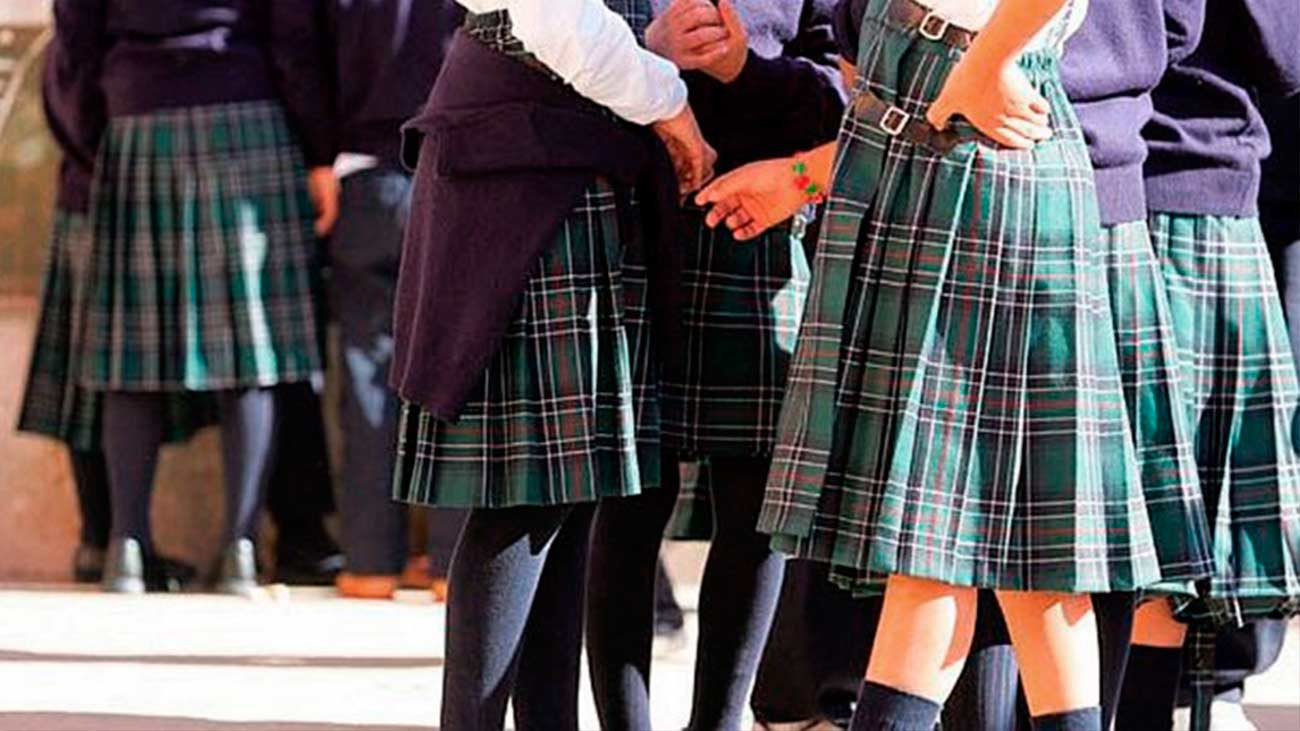 Las familias gastan en uniformes hasta 300 euros por niño