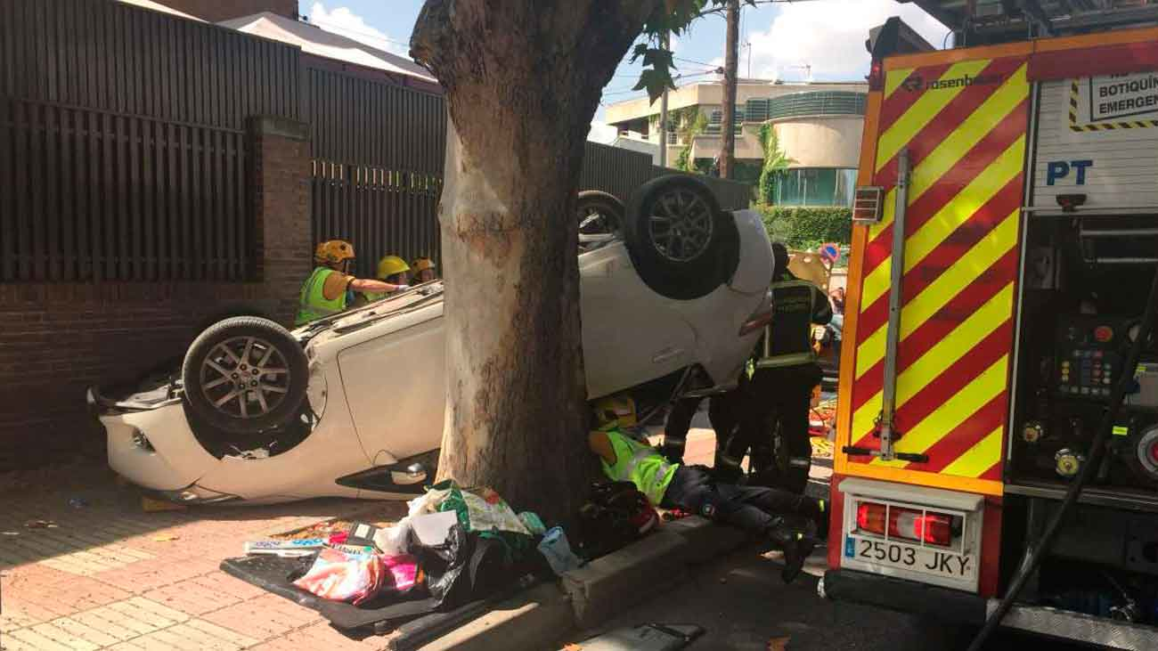 Una mujer herida en San Blas al ser embestido su coche por otro que huía de la Policía