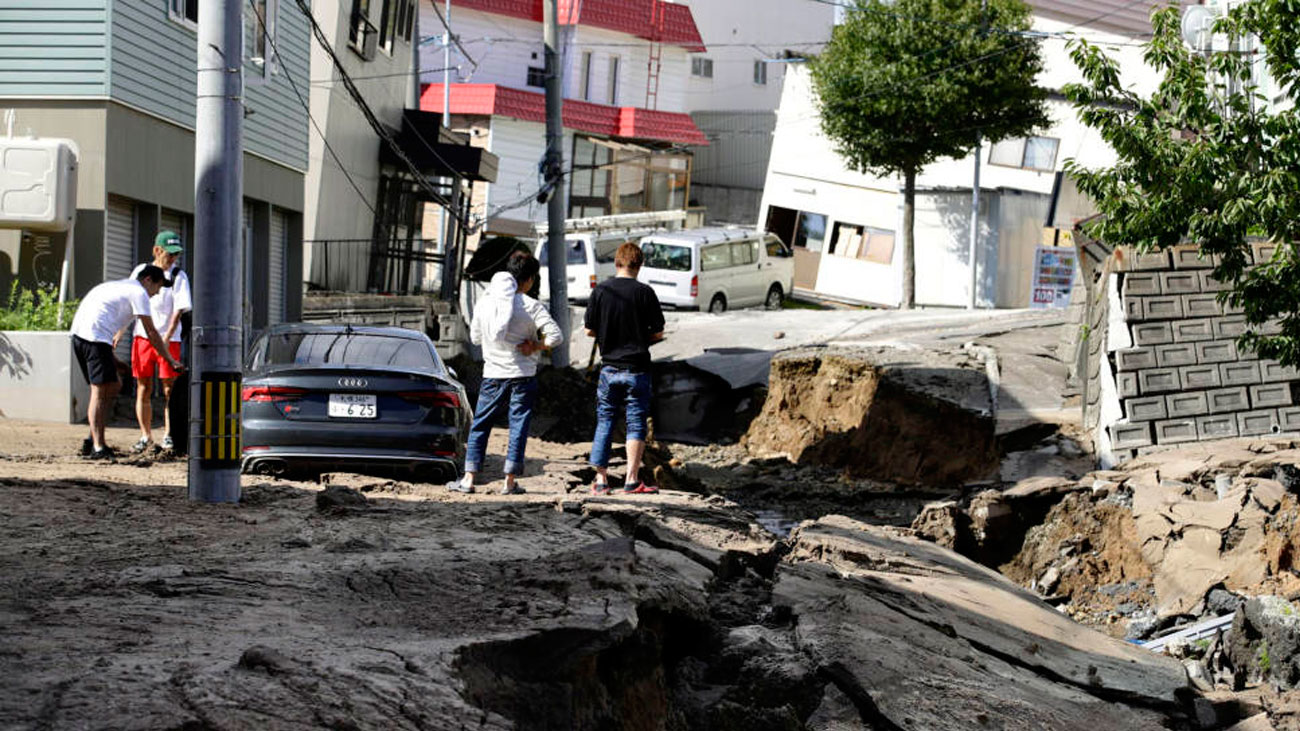 Al menos 9 muertos en fuerte terremoto que colapsa el norte de Japón