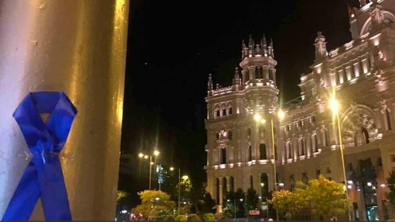 Lazos azules en apoyo de la Policía Municipal