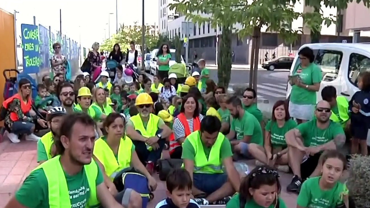 "Que terminen el colegio de una vez": los padres del colegio Cervantes de Getafe piden soluciones