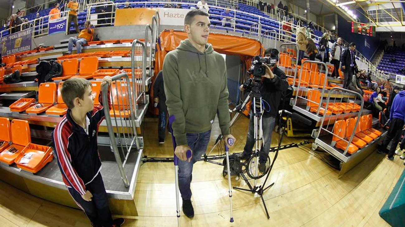 El jugador del Baloncesto Fuenlabrada, Álex Llorca, asiste a un partido del equipo durante su lesión