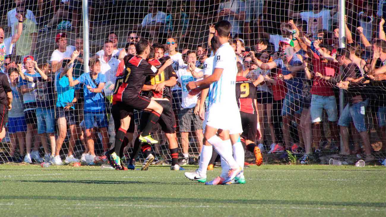 Los jugadores del Adarve celebran un gol