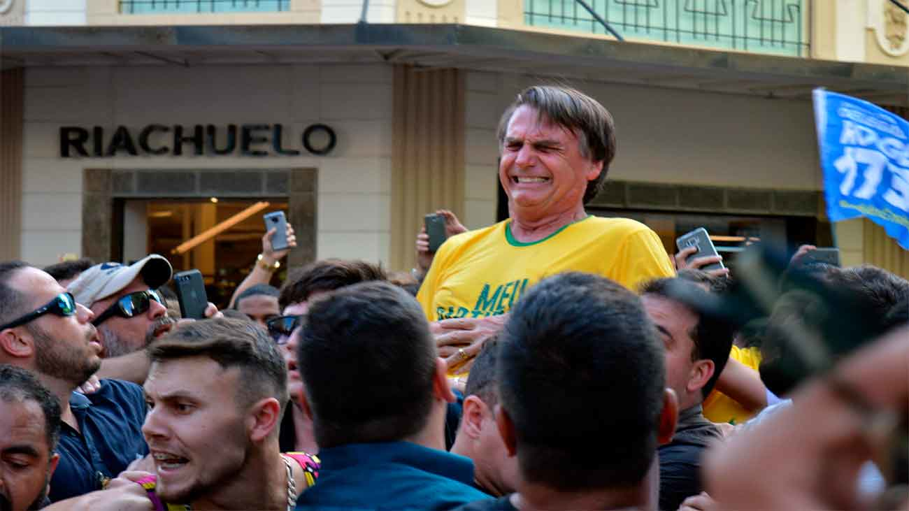 Acuchillado en Brasil, el ultraderechista Jair Bolsonaro, líder en los sondeos presidenciales