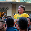 Acuchillado en Brasil, el ultraderechista Jair Bolsonaro, líder en los sondeos presidenciales