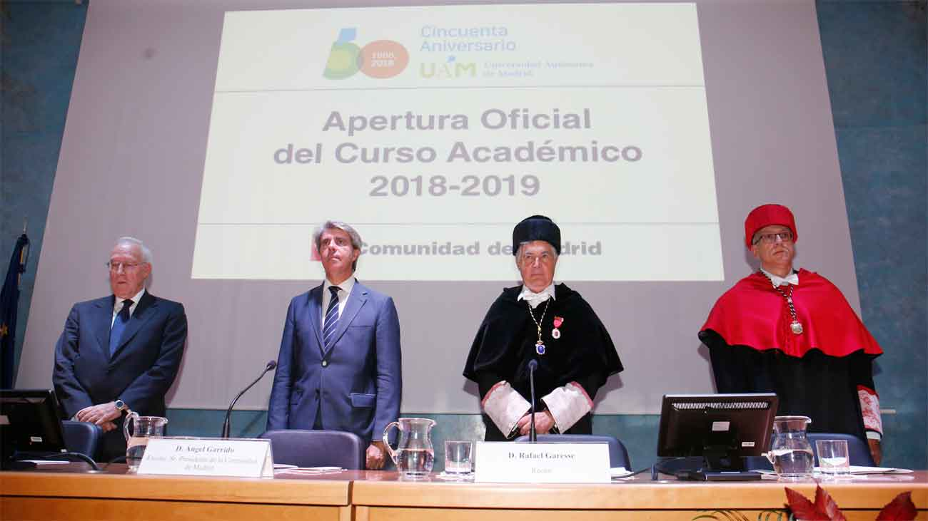 Garrido inaugura el curso universitario y pide disculpas a las familia por las obras en los colegios