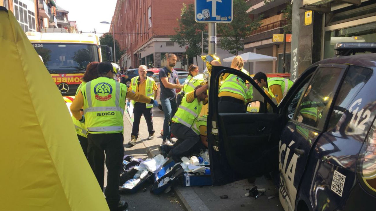 Cuatro heridos al colisionar un coche patrulla Municipal contra un bar