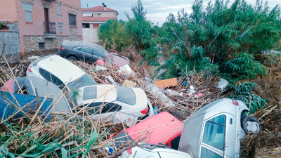 Una lluvia torrencial desborda un arroyo en Cebolla y daña viviendas y vehículos