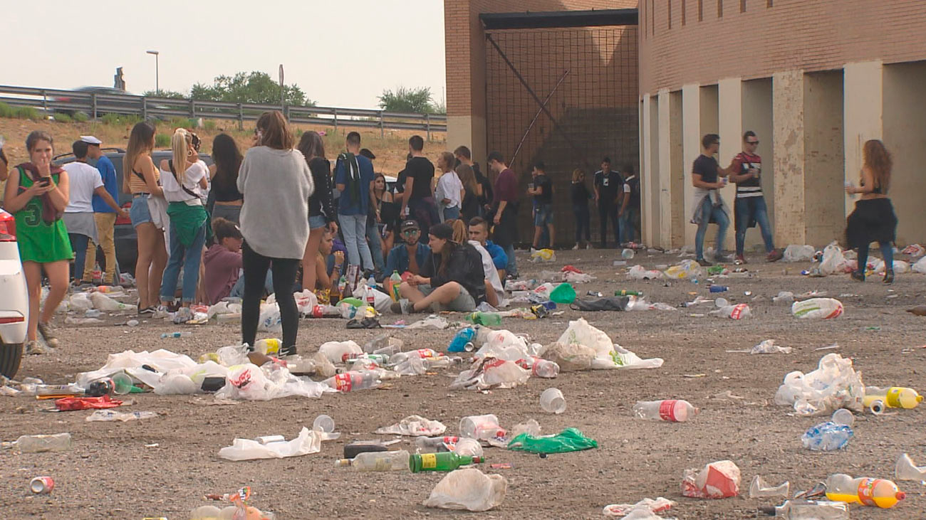 Botellones, ruido y suciedad, las huellas del festival 'Amanecer bailando'