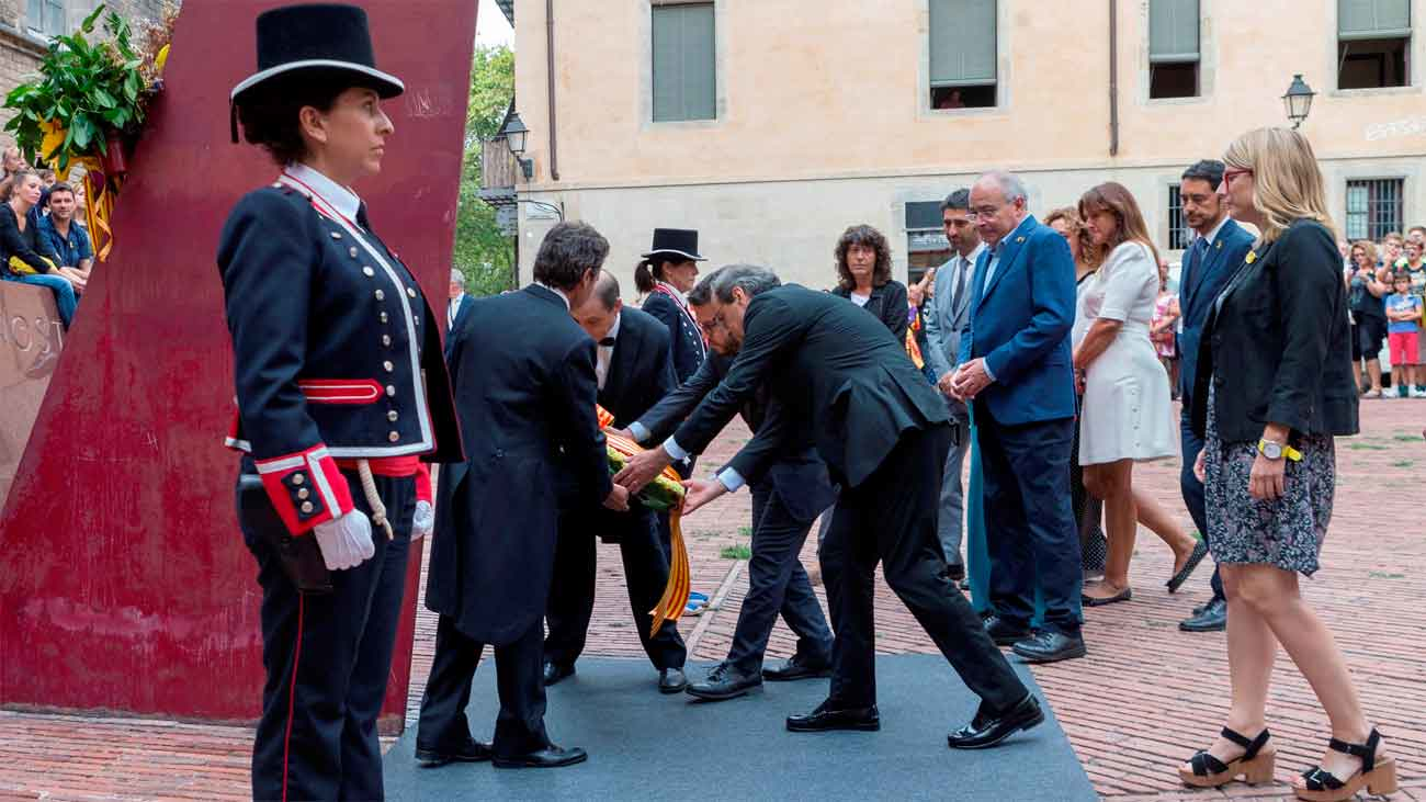 Torra encabeza la ofrenda del Govern al Fossar de les Moreres