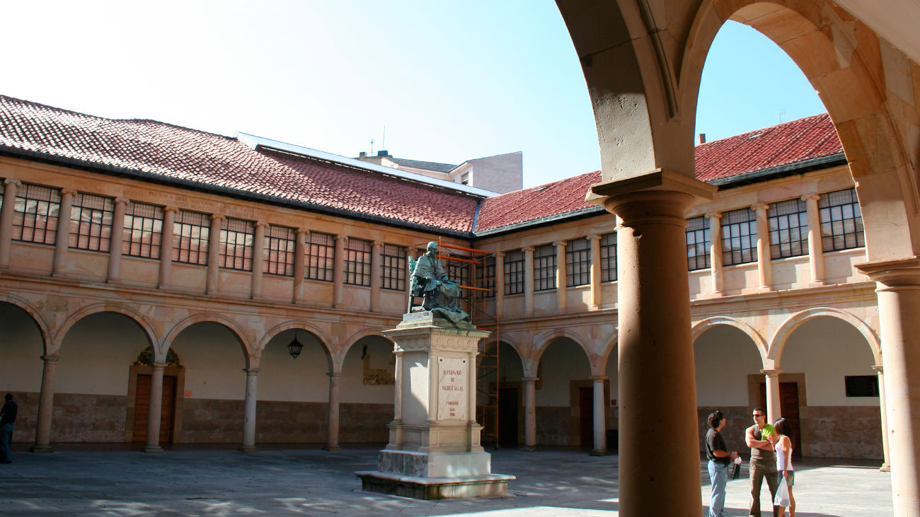 Les decía a sus alumnas: "Si repites, te violo."