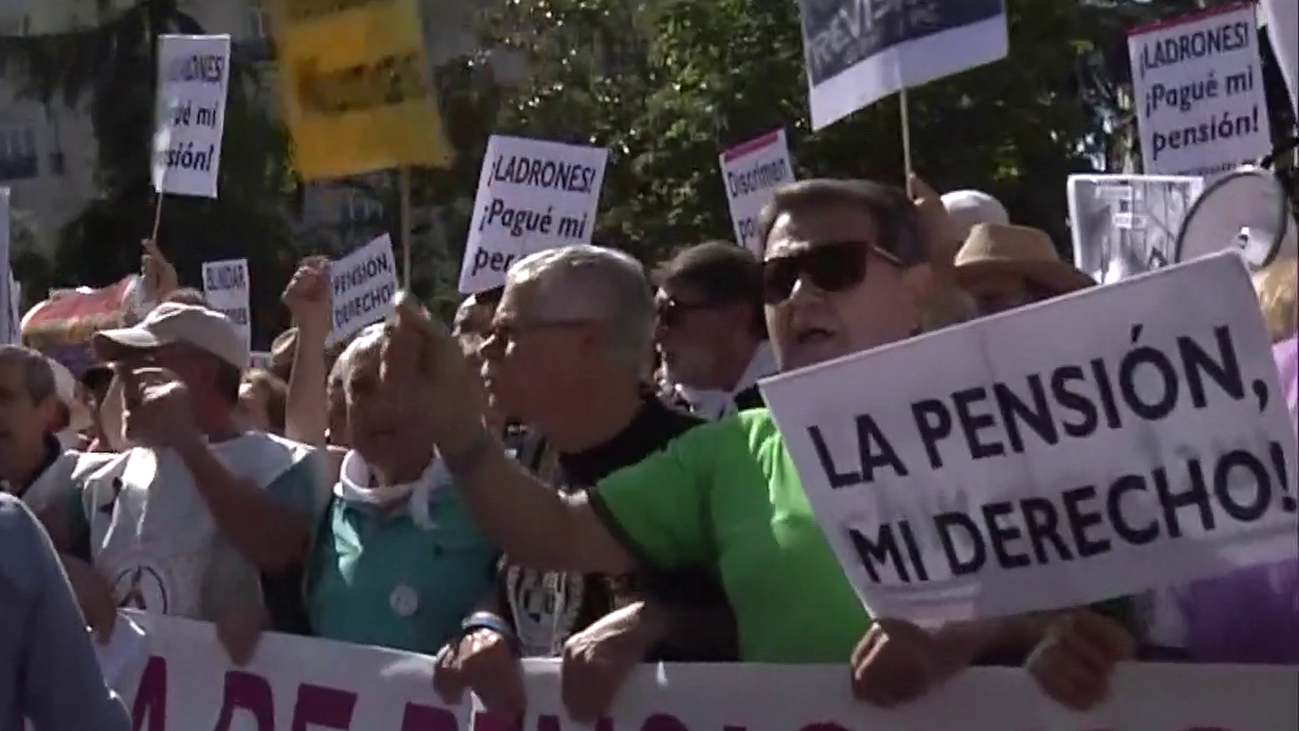 Los pensionistas, en el Congreso, al grito de "ladrones": "Los recortes nos hacen daño"