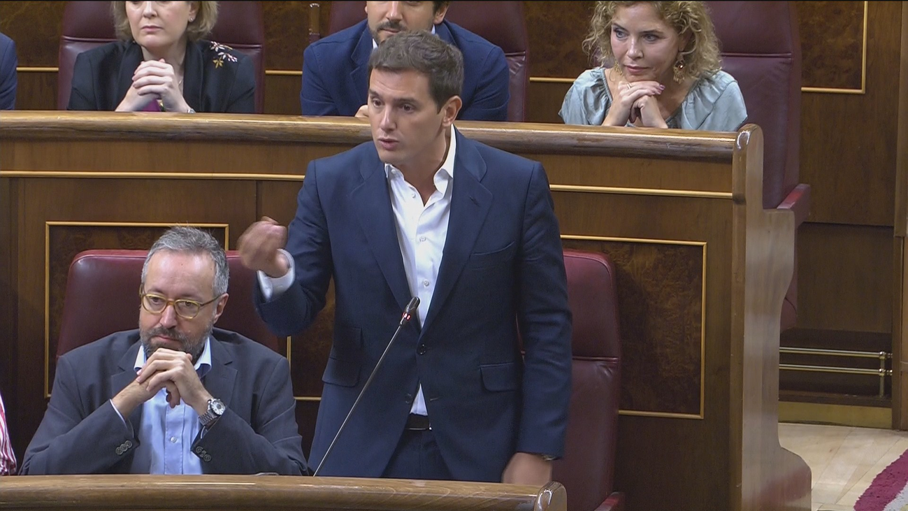 El  Gobierno se queja a Pastor por dejar a Rivera preguntar  a Sánchez por su tesis