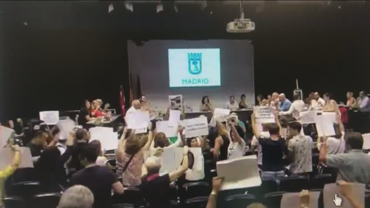 Tensión y nuevas protestas contra Rommy Arce en el pleno de Arganzuela