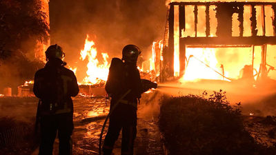 Un incendio calcina totalmente un chalé en Valdemorillo