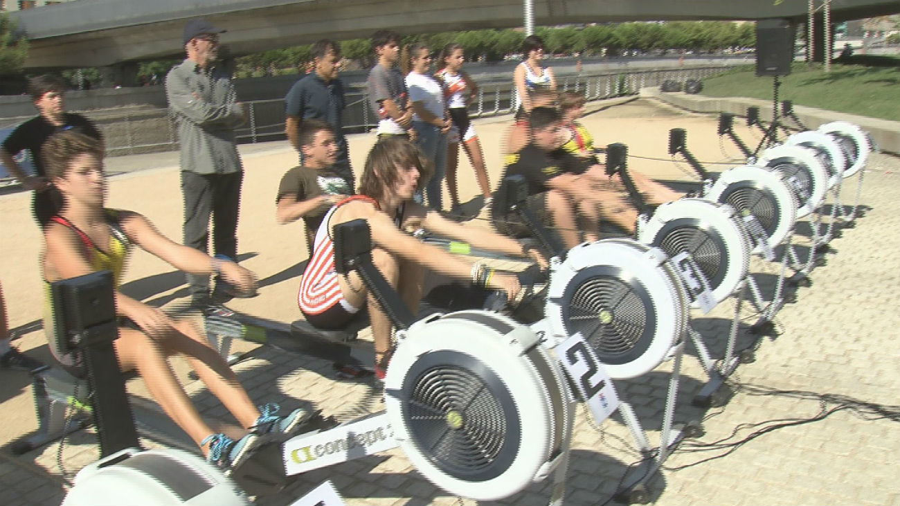 Protestan a golpe de remo