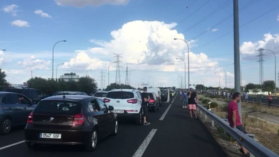 Atasco en la M-45: miles de vehículos parados por la Vuelta