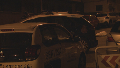 Un hombre quema su casa, tras golpear a su mujer, y se arroja por la ventana