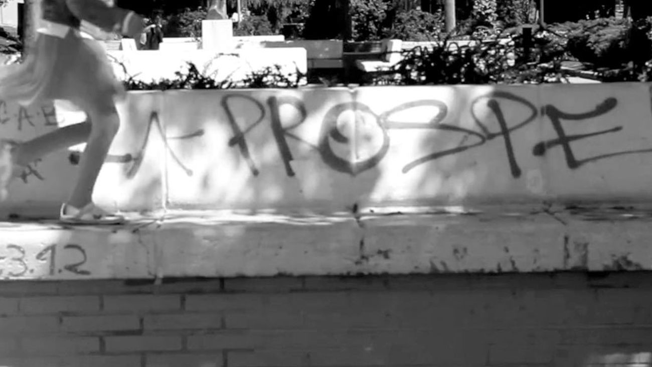 una niña juega cantando en un tablero de ajedrez en mitad de un parque del barrio