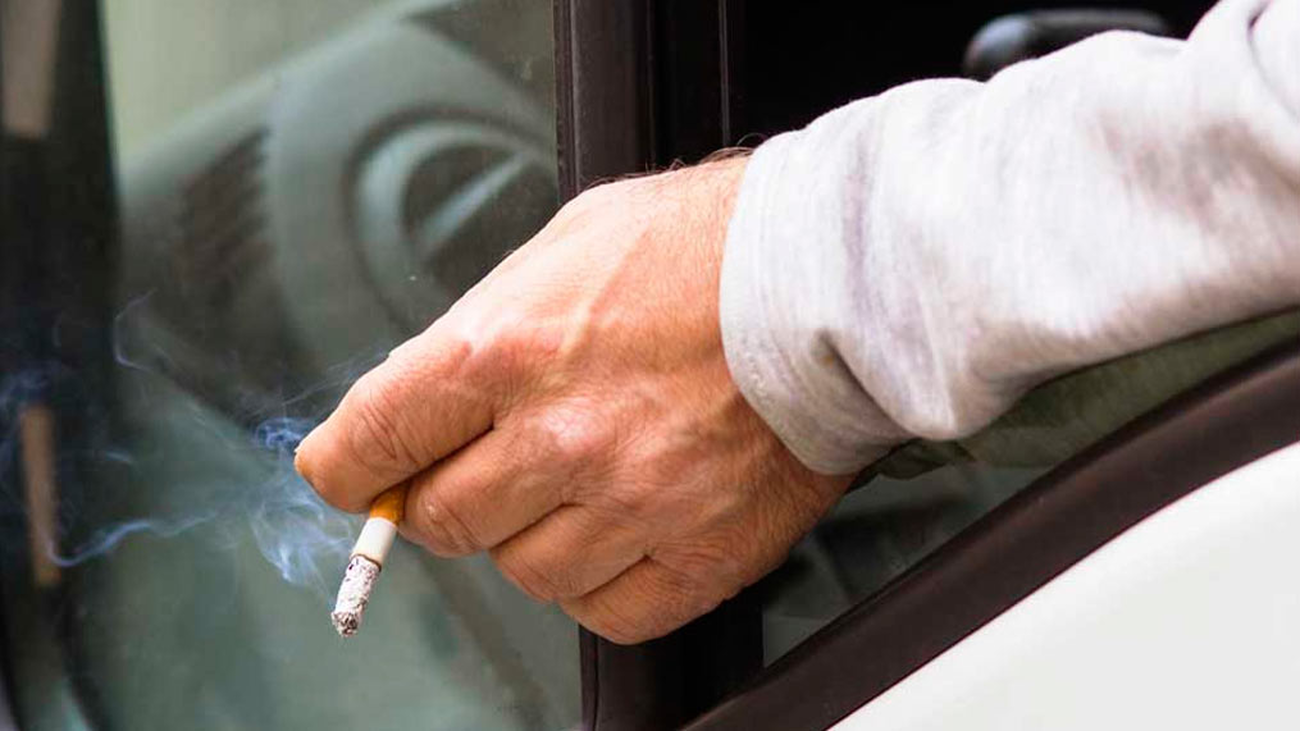 Cataluña quiere prohibir fumar en los coches