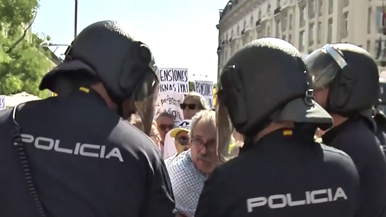 El tenso enfrentamiento entre pensionistas y antidisturbios a las puertas del Congreso