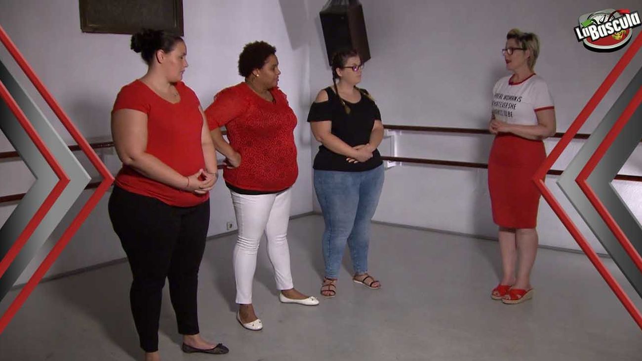 "Las mamis" se emocionan realizando un ejercicio frente al espejo