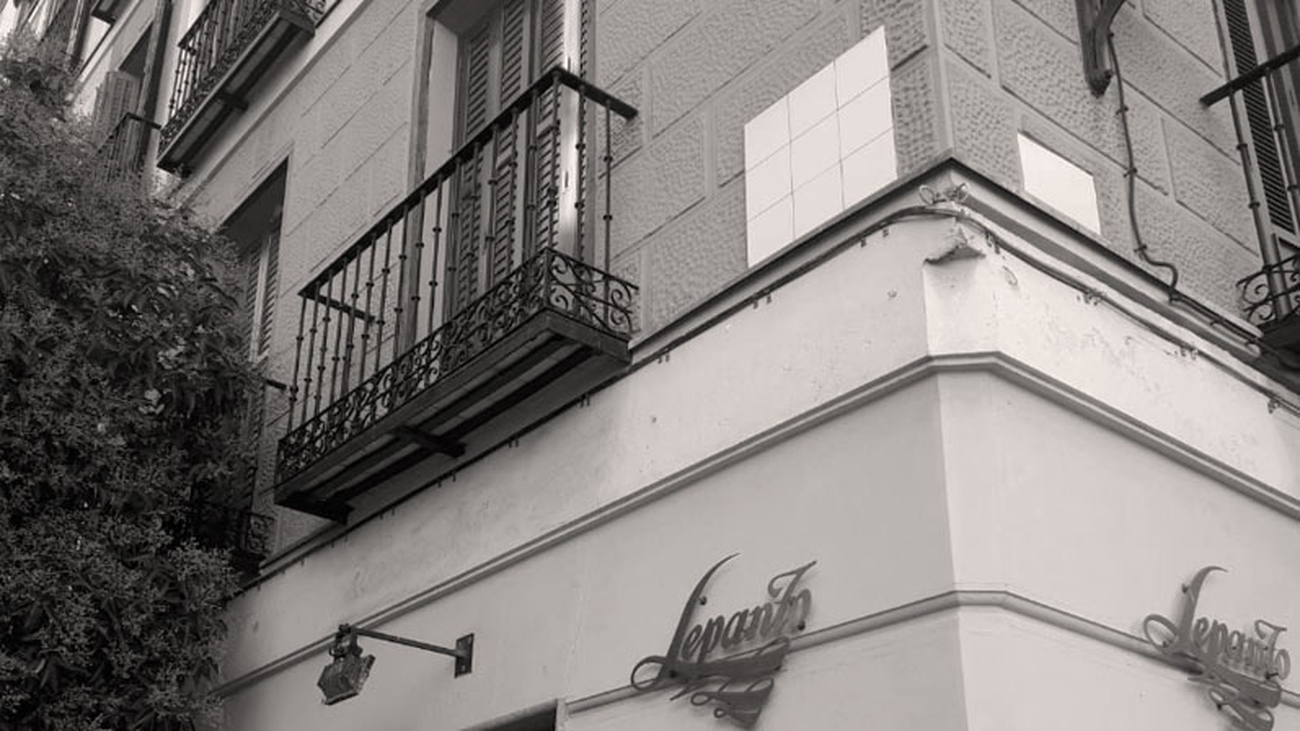 El Día Mundial del Alzhéimer borra cien placas del callejero de Ópera