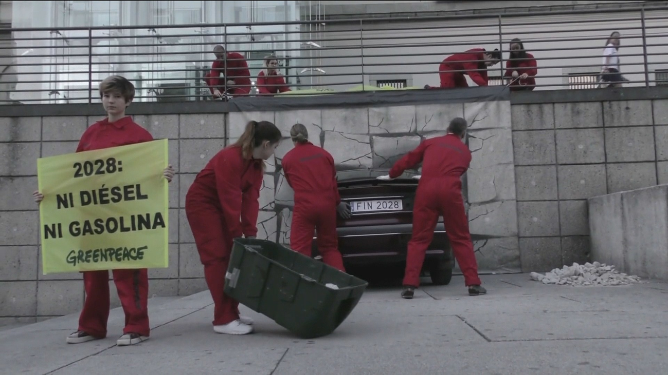 Greenpeace 'lanza' un coche contra el Reina Sofía por el fin de los vehículos contaminantes