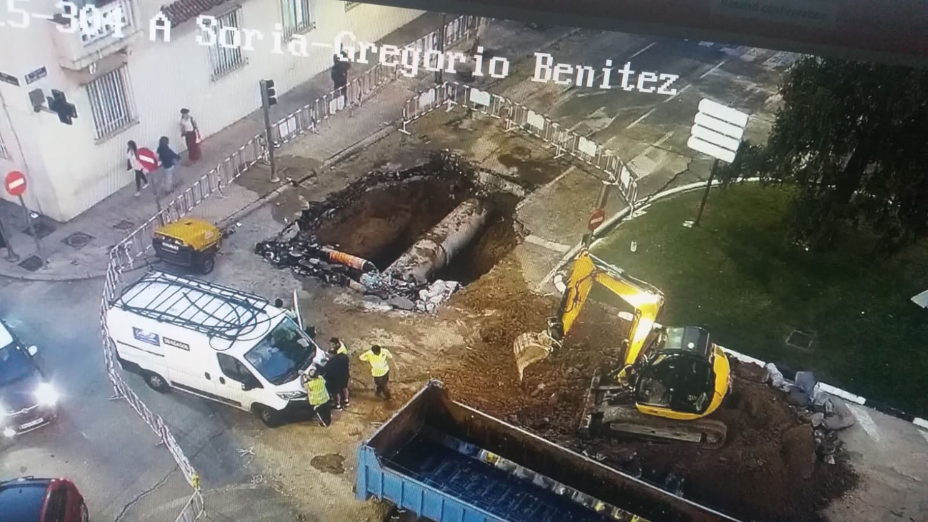 Caos de tráfico por un gran socavón en Arturo Soria