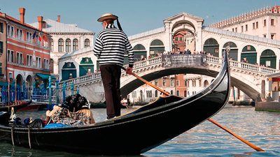 Venecia multará a los turistas por tumbarse en la acera