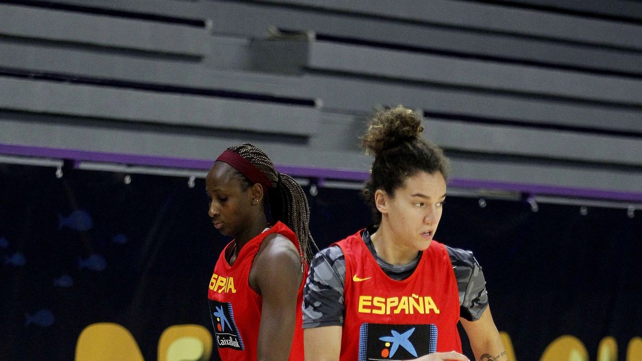 Laura Nicholls con la Selección Española de Baloncesto