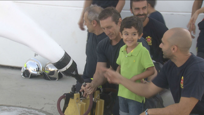 Los bomberos de Valdemoro posan para un calendario solidario