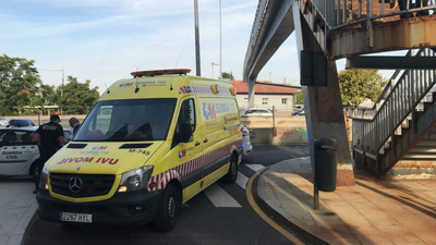 Un niño de 4 años, herido tras caer de una pasarela de 2,5 metros de altura