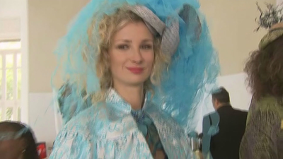 Mujeres víctimas de trata confeccionan la nueva colección 'Coeur Bleu'