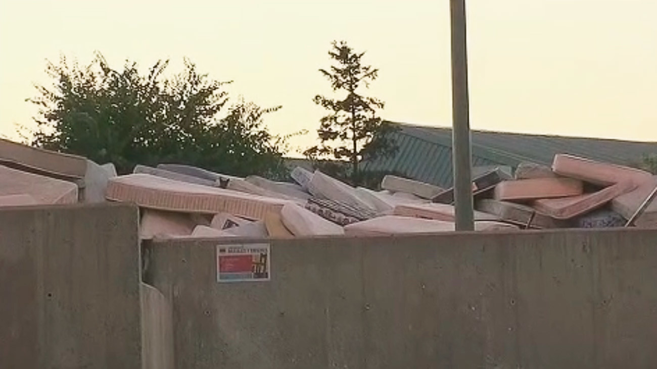 Centenares de colchones acumulados en un punto limpio de Alcorcón